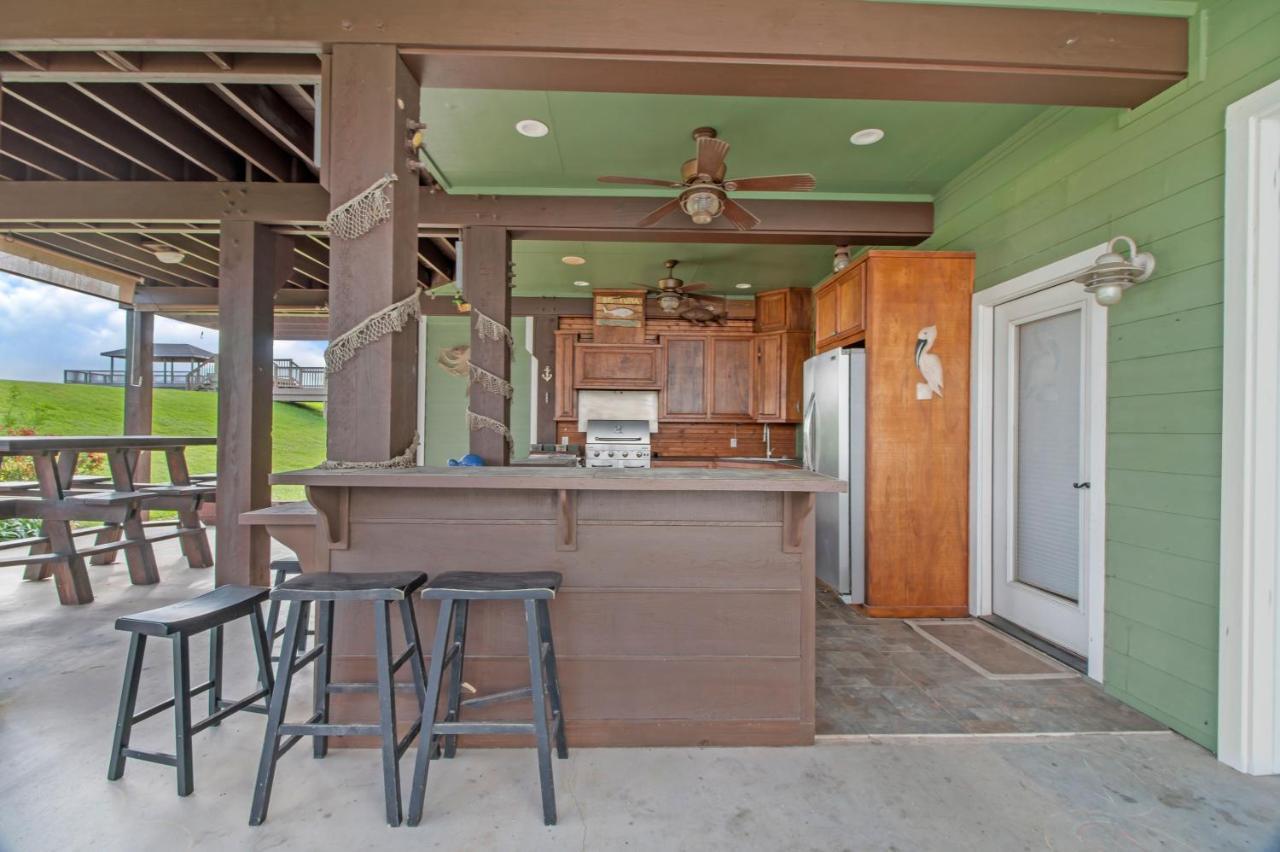 Luxury Waterfront Home Family And Pet Friendly Near Surfside Beach 11 Mins Freeport Zewnętrze zdjęcie